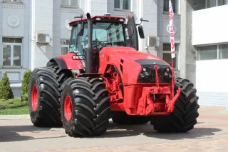 Červený traktor Belarus 4522 před budovou