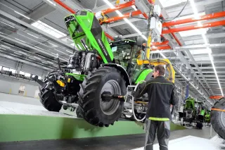 Traktor Deutz-Fahr ve výrobní hale