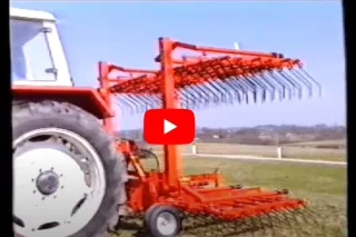Červené prutové brány Einböck za traktorem; náhled historického videa