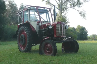 Starší červený traktor Zetor 25K
