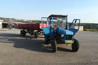 Modrý renovovaný traktor Zetor 5611 s vlekem