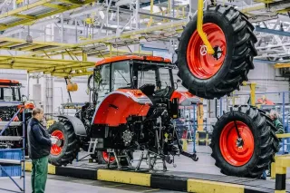 Montážní linka traktorů Zetor ve výrobním závodě