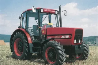 Červený traktor Zetor 8540