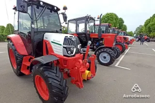 Červený traktor Belarus na výstavě