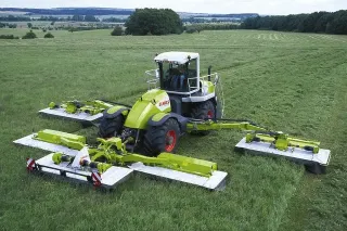 Samojízdný žací stroj Claas Cougar na louce