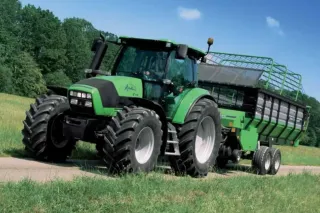 Zelený traktor Deutz-Fahr Agrotron na poli