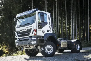 Bílý nákladní vůz Iveco Agromover