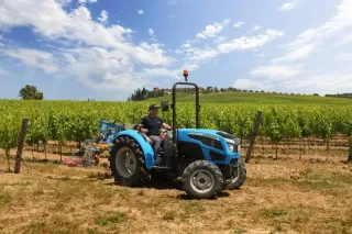 Modrý traktor Landini Rex3 F ve vinici