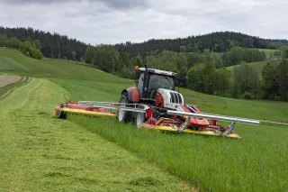 Traktor Steyr se sekačkou Pöttinger Sensosafe na louce