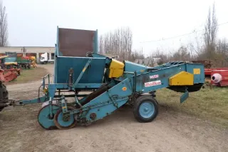 Starší modrý sklízeč brambor Bolko Z-643