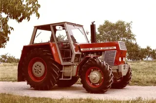 Červený traktor Zetor Crystal na louce