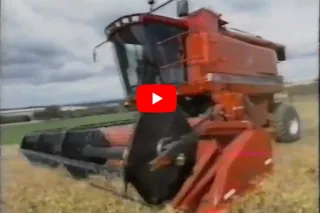 Sklízecí mlátička Case IH Axial-Flow při sklizni; náhled historického videa