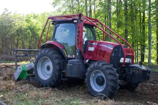 Lesní Case IH Puma 175 s otočným řízením a plynulou převodovkou pro efektivní práci s frézou