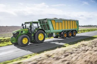 Nová vlajková loď o výkonu až 388 koní v modelové řadě traktorů John Deere 7R