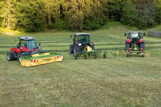 Žací stroj a shrnovač Krone na louce