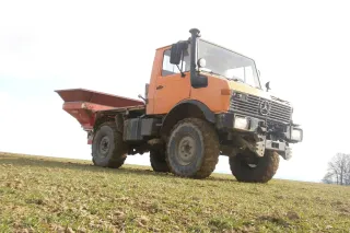 Ojetý MB Unimog U1200: Dokonalé odpružení a přednosti projevující se v dopravě a při sklizni pícnin