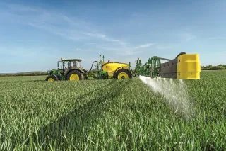 John Deere uvádí na trh nové tažené postřikovače řady R700i