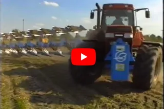 Traktor s pluhem LEMKEN při orbě; náhled historického videa