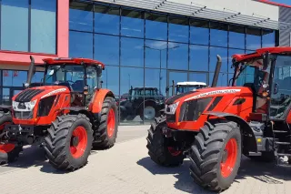 Červený traktor Zetor Crystal HD před budovou