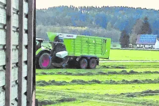 Traktor Claas se zeleným vozem s výtlačným čelem