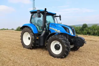 Modrý traktor New Holland T6.180 na poli