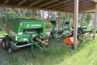 Zelený lis Sipma pod přístřeškem