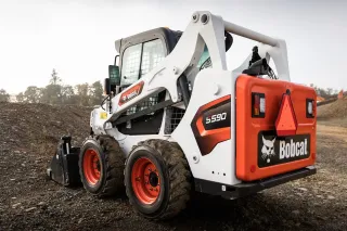 Bílý smykem řízený nakladač Bobcat S590