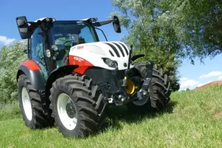 Bíločervený traktor Steyr CVT