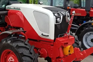 Detail červenobílého traktoru Belarus 923
