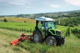 Zelený malotraktor Deutz-Fahr na louce