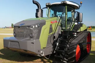 Detail zeleného pásového traktoru Fendt 1100 Vario MT