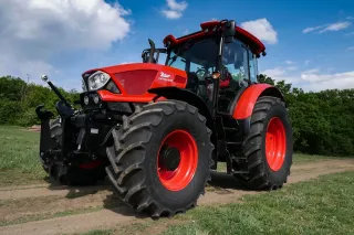 Červený traktor Zetor Forterra HD