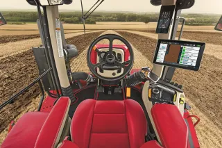Pohled z kabiny pásového traktoru Case IH Quadtrac na pole