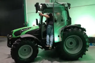 Zelený traktor Deutz-Fahr 5D při fotografování