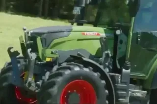 Detail zeleného traktoru Fendt 200 Vario
