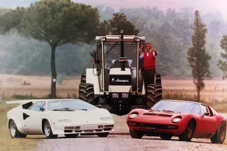Historická fotografie traktoru Lamborghini na cestě