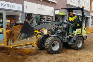 Elektrický nakladač Tobroco Giant přemísťuje materiál