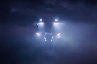 Tmavá upoutávka na hybridní traktor New Holland