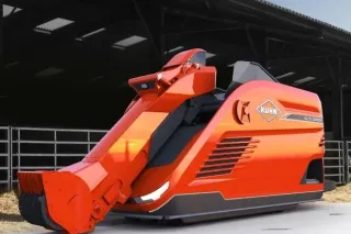 Červený krmný robot Kuhn ve stáji