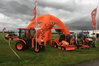 Oranžové stroje Kubota na předváděcí akci