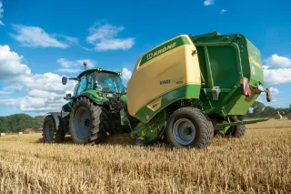 Traktor s lisem Krone VariPack na poli