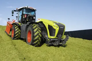 Traktor Claas při práci na silážní jámě