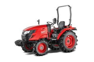 Červený kompaktní traktor Zetor Compax na bílém pozadí