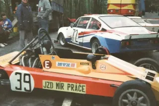 Historická fotografie závodní formule Zetor a lidí u silnice