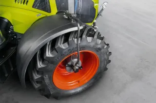 Detail kola traktoru Claas se systémem regulace tlaku