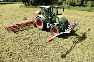 Traktor s lučními branami Einböck při přísevu louky