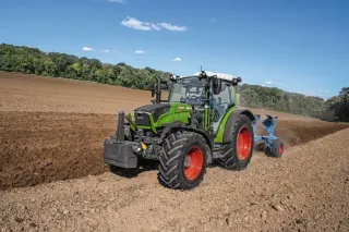 Zelený traktor Fendt 200 Vario na poli