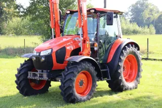 Detail oranžového traktoru Kubota M5111