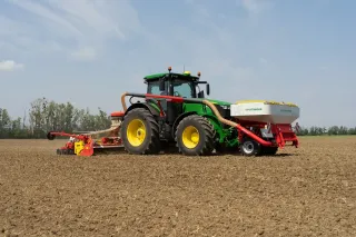 Traktor se secí kombinací Pöttinger na poli