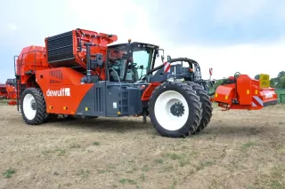 Červený sklízeč brambor Dewulf R3060